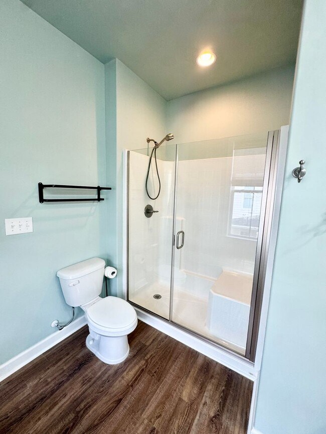 Building Photo - ELITE Townhome on Market Common! Move in ready! Make it YOURS for the Holidays!