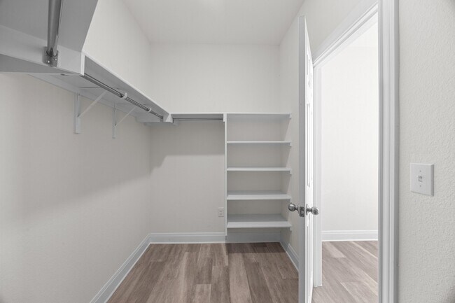 Building Photo - 528 Ayinger Ln