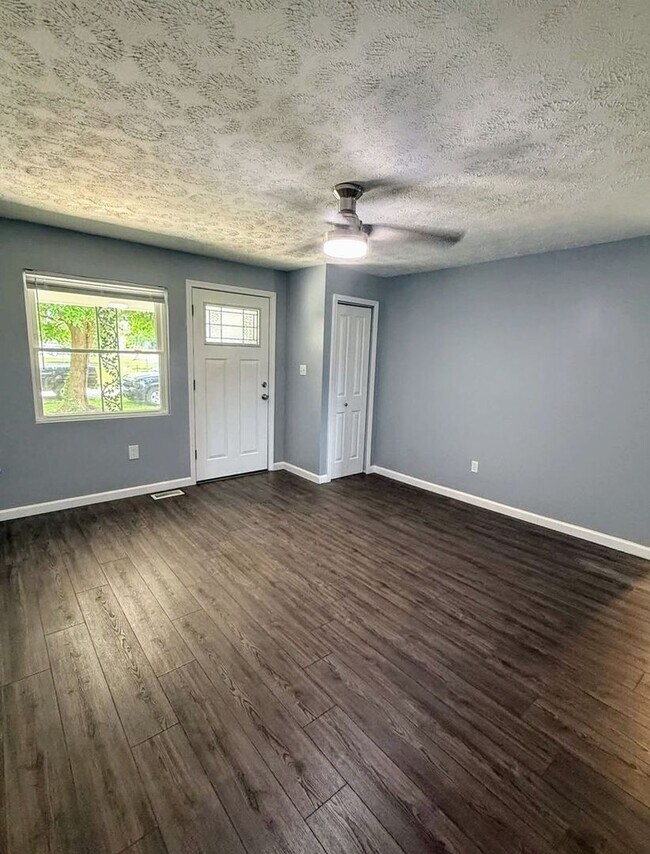 Building Photo - Spacious 6BR House in New Lebanon