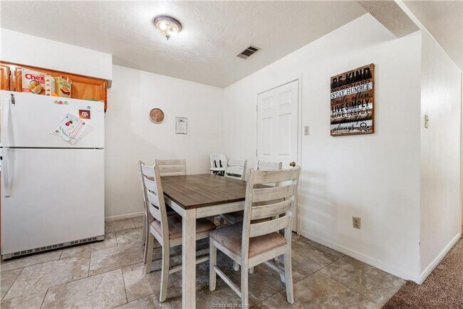 Building Photo - AUGUST PRE-LEASE!! Charming 3/2 on bus route!