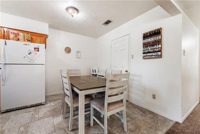 Building Photo - Newly remodeled!! Available for Immediate ...