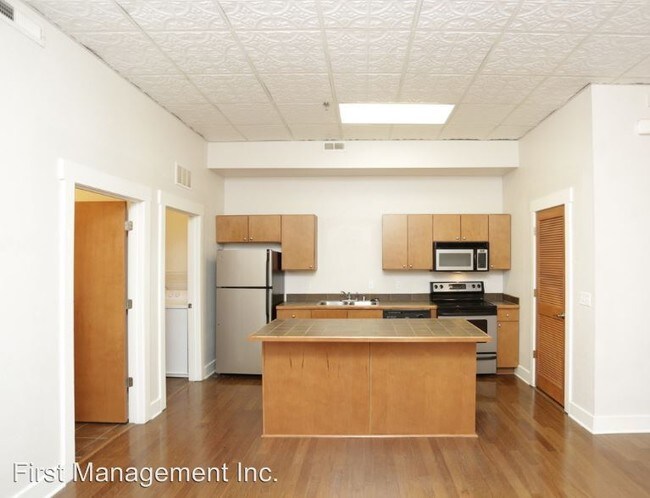 Building Photo - 2 br, 2 bath Apartment - 10 W 10th St