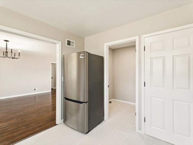 Building Photo - 411 W 46th St