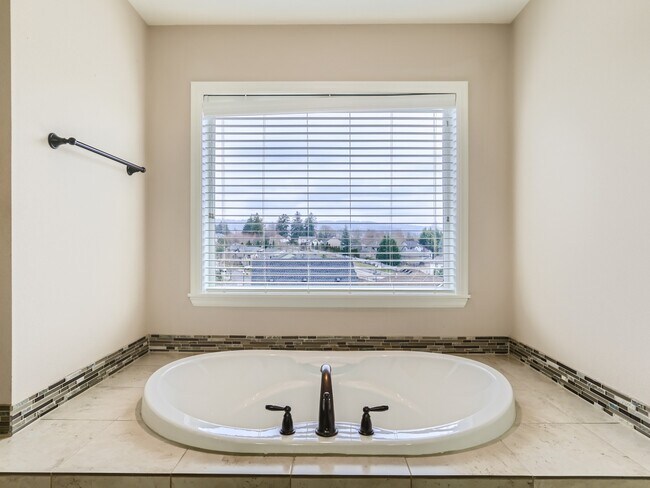 Building Photo - 6102 NW 170th Ave