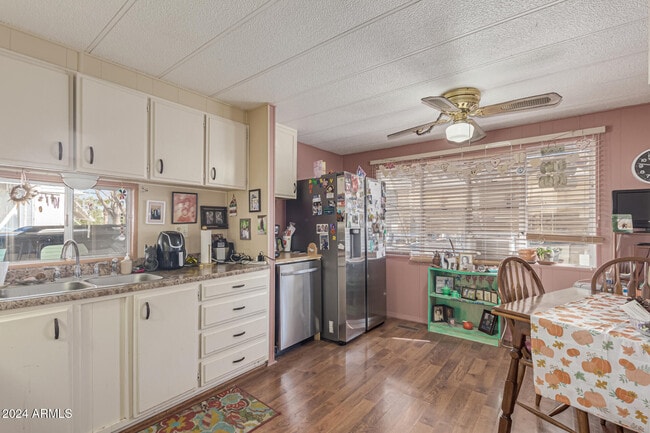 Building Photo - 2650 W Union Hills Dr