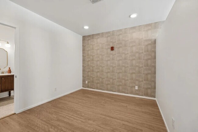 Building Photo - 806 Olympic St