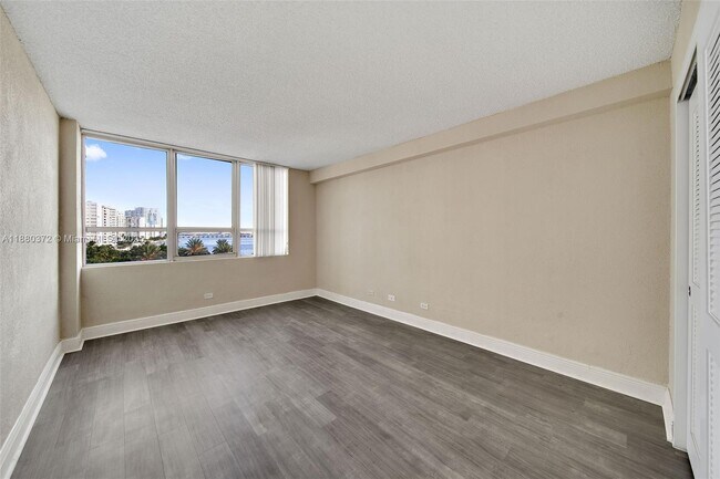 Building Photo - 1500 Bay Rd