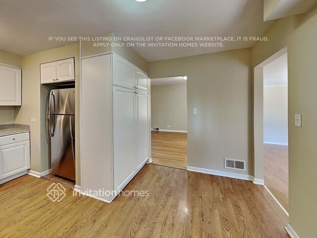 Building Photo - 5 E Adams St