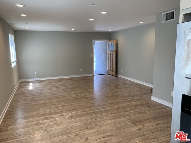 Building Photo - 5526 Barton Ave