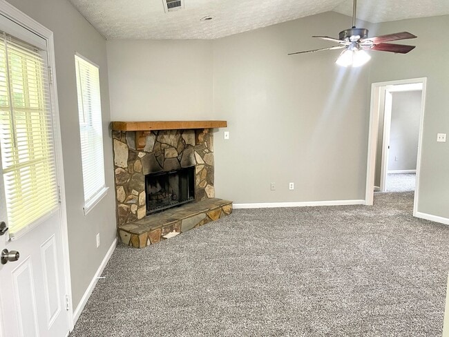 Building Photo - Welcome to this charming 3-bedroom, 2-bath...