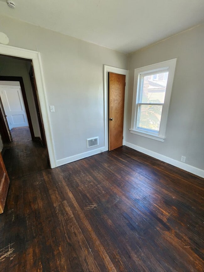 Building Photo - 3 Bedroom 1st Floor For Rent