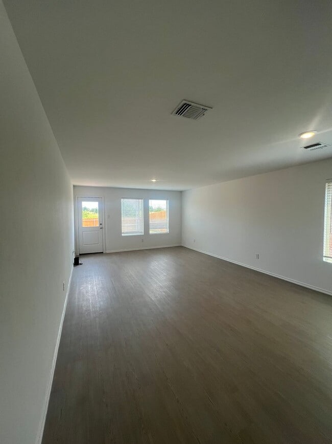 Building Photo - REDUCED RENT!!! Available Now! 4-Bedroom, 3-bath home in OKC!