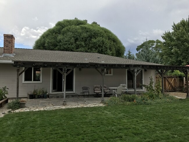 Primary Photo - 3/2.5/2 Charming home in Minden!