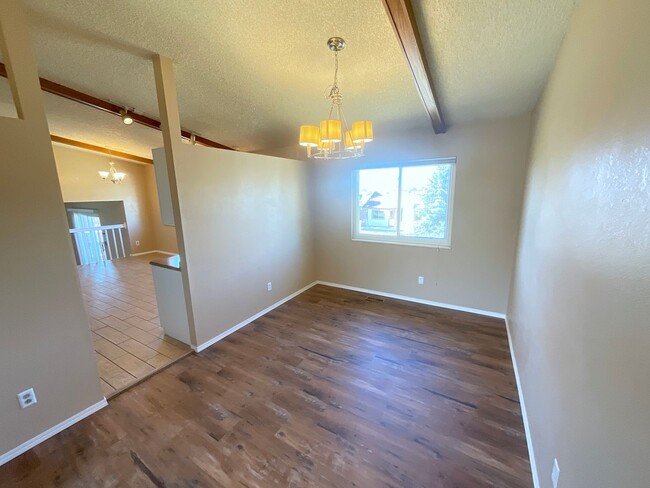 Building Photo - 5 Bedroom Home Available Near Research Pkw...