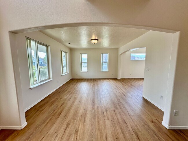 Building Photo - Newly Renovated Expansive Multi story 4 be...