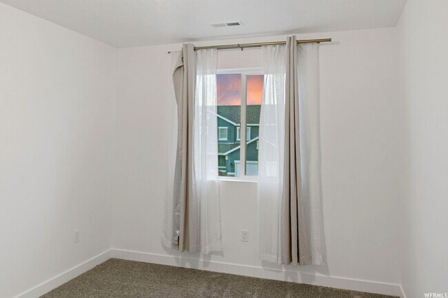 Building Photo - Stunning Home Right on the Golf Course!