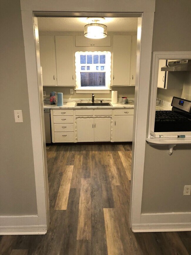 Building Photo - Cute 2 bed, 1 1/2 bathroom house in betwee...