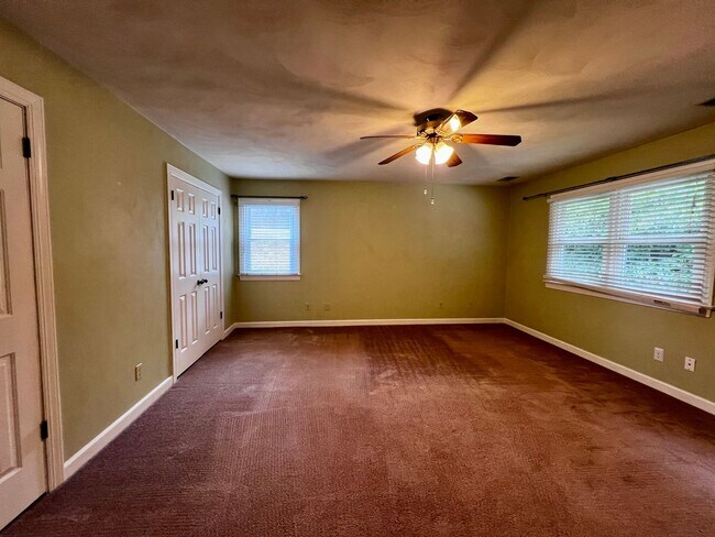 Building Photo - Large 6 bedroom home with Pool in Virginia Beach