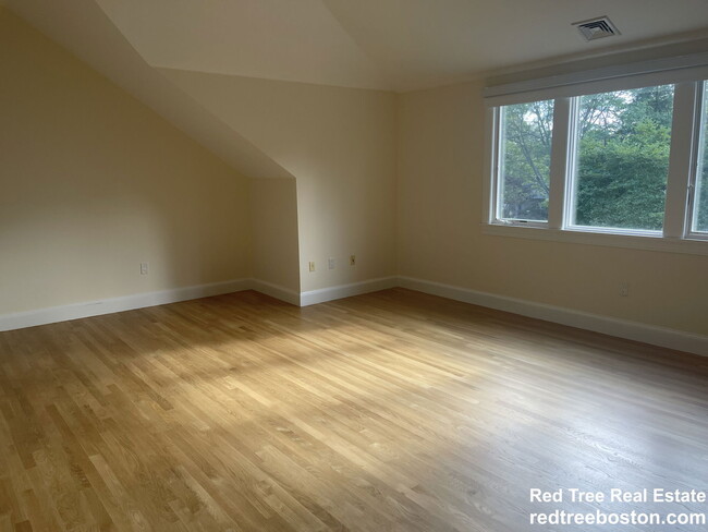 Building Photo - 900 W Roxbury Pkwy
