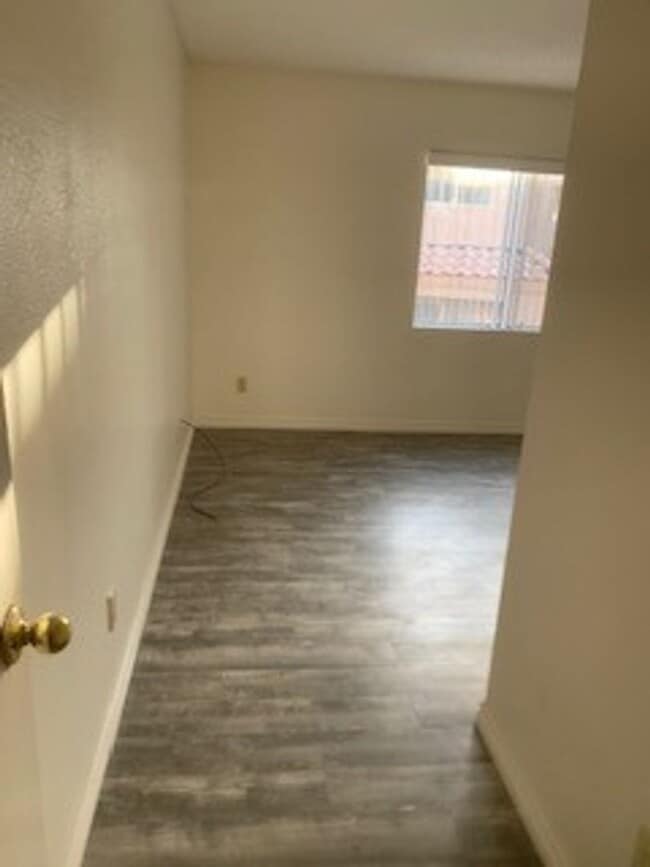 Building Photo - Update unit!!