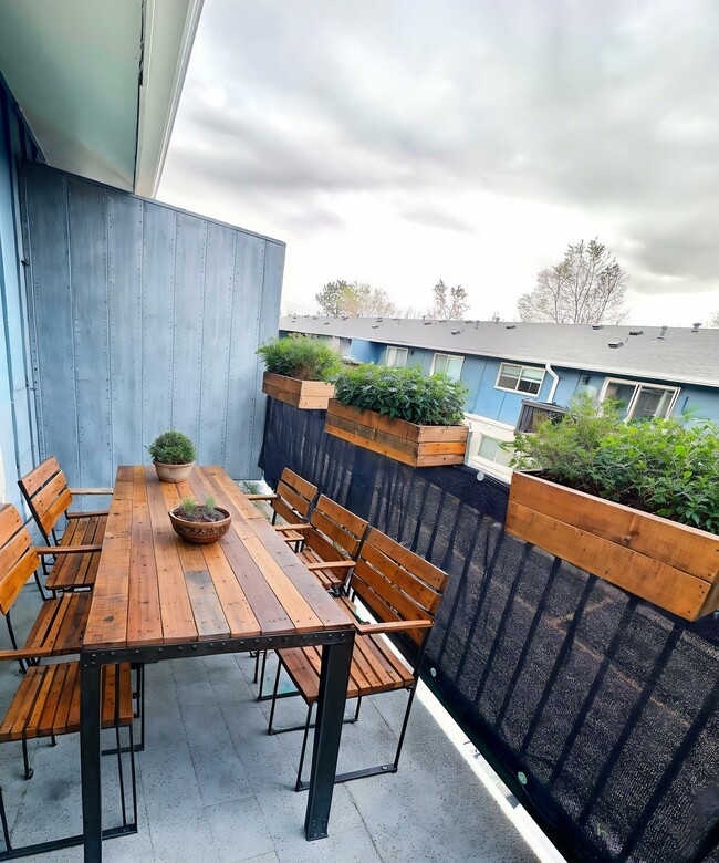 Charming Balcony - Lamar Station