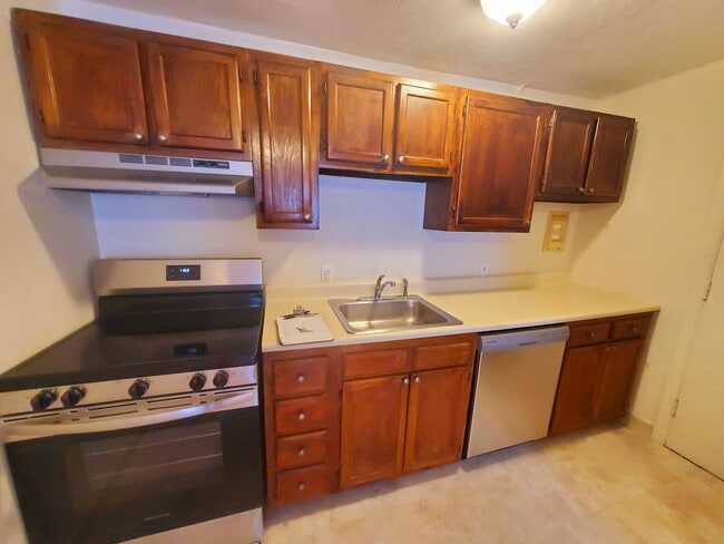 Building Photo - 245 Kelton St