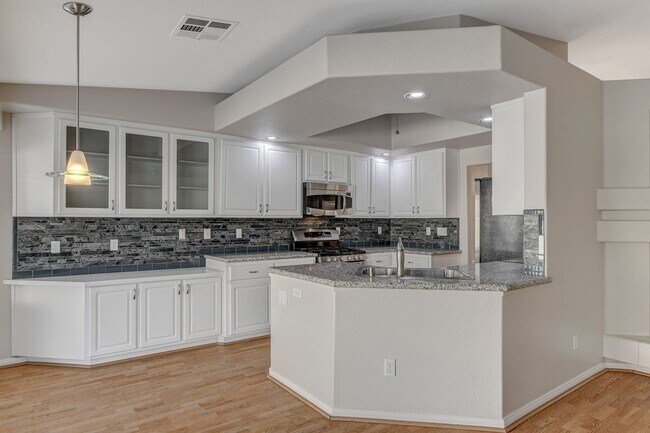 Building Photo - POOL House in Silverado Ranch!