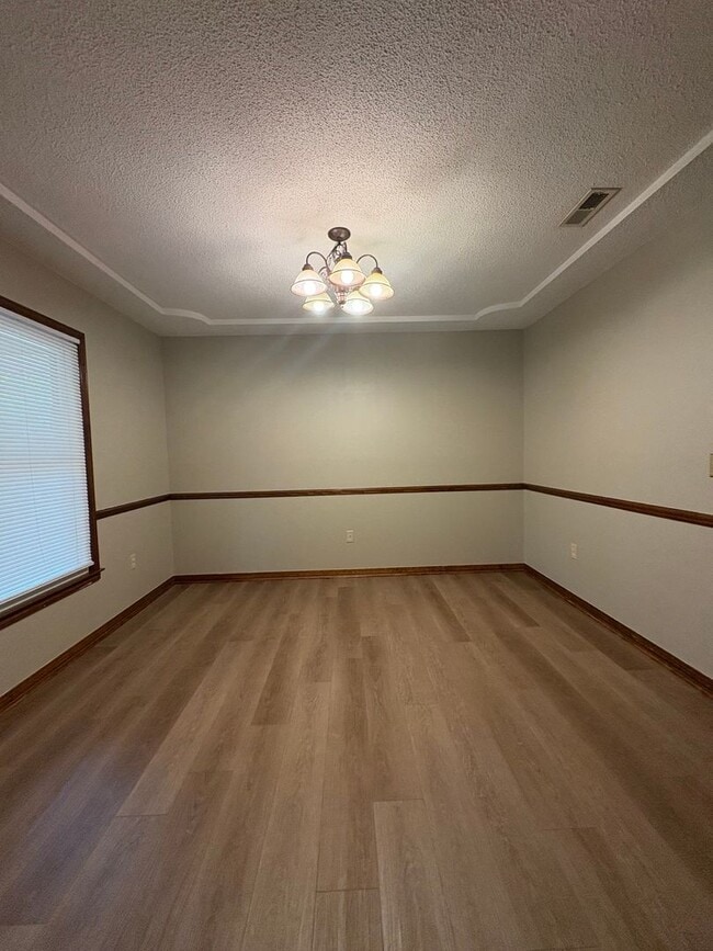 Building Photo - Valley Hills Subdivision - Detached Garage...