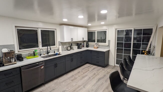 Building Photo - Mountain Living / Easy Commute Location