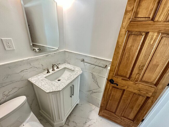 Building Photo - Rarely available 3-Bed, 2-Bath condo in th...