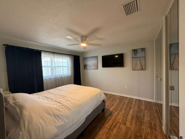 Building Photo - Updated 1 bedroom condo near the river!