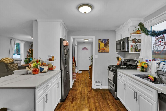 Building Photo - 138 Naubuc Ave