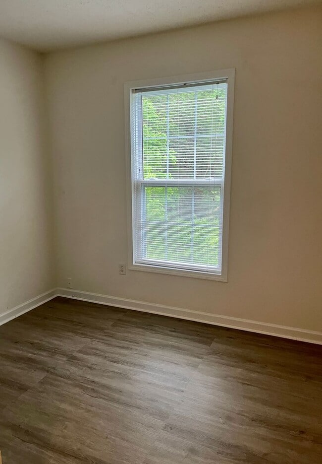 Building Photo - King George 3 Bedroom End Unit