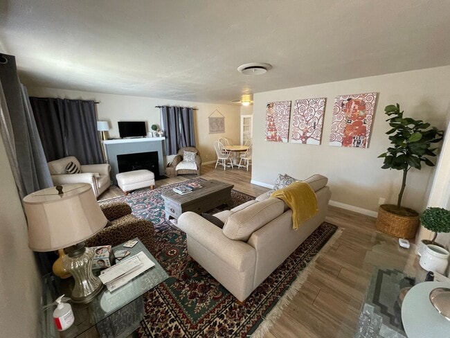 Building Photo - Large 3 Bedrrom 2 Bath Home Close to Orovi...