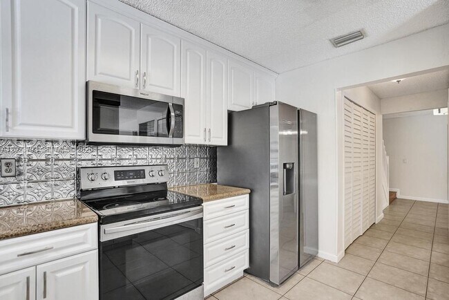 Building Photo - 21461 Sawmill Ct