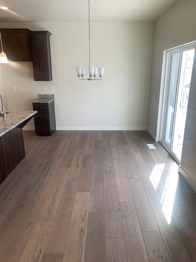 Building Photo - 6 Brand New Townhomes