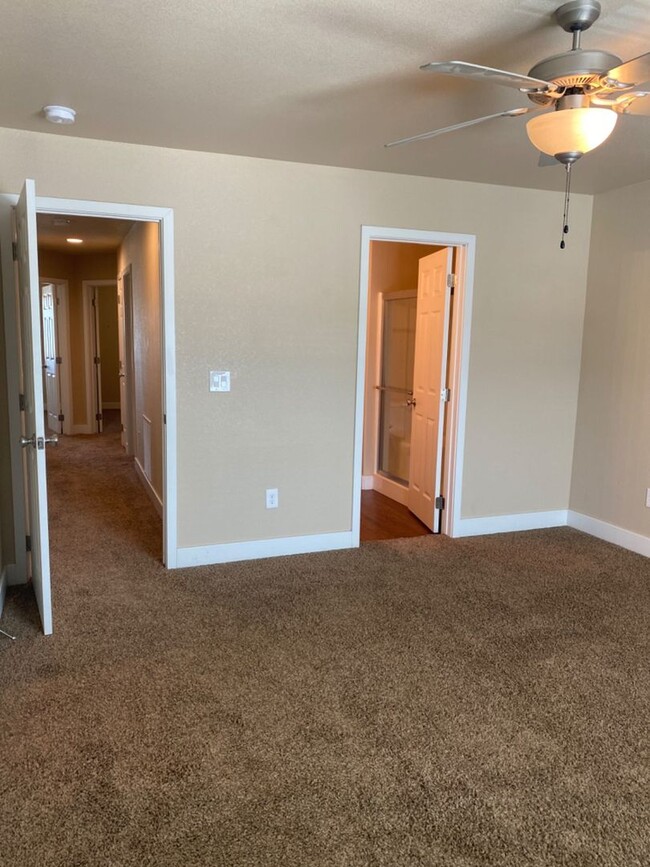 Building Photo - NEWER RENTAL AVAILABLE April 2025-3bed/3.5...