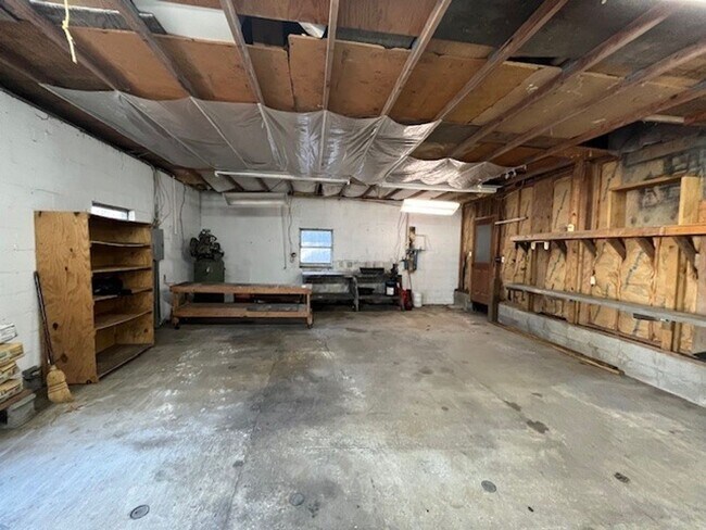 Building Photo - Welcome to this charming 2-bedroom, 1.5-bathroom home located in the desirable area of Leland, NC