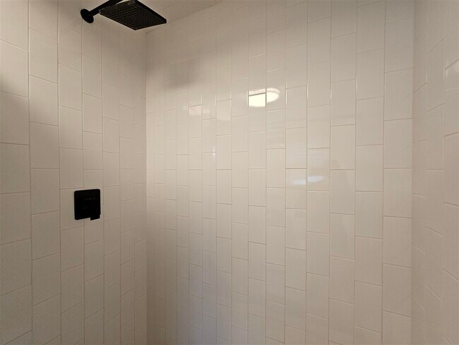 Building Photo - 5418 NW Cottonwood Dr