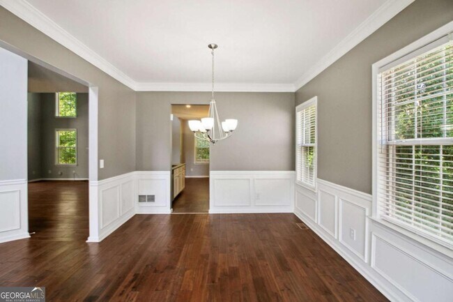 Building Photo - 2011 Chelton Way SE