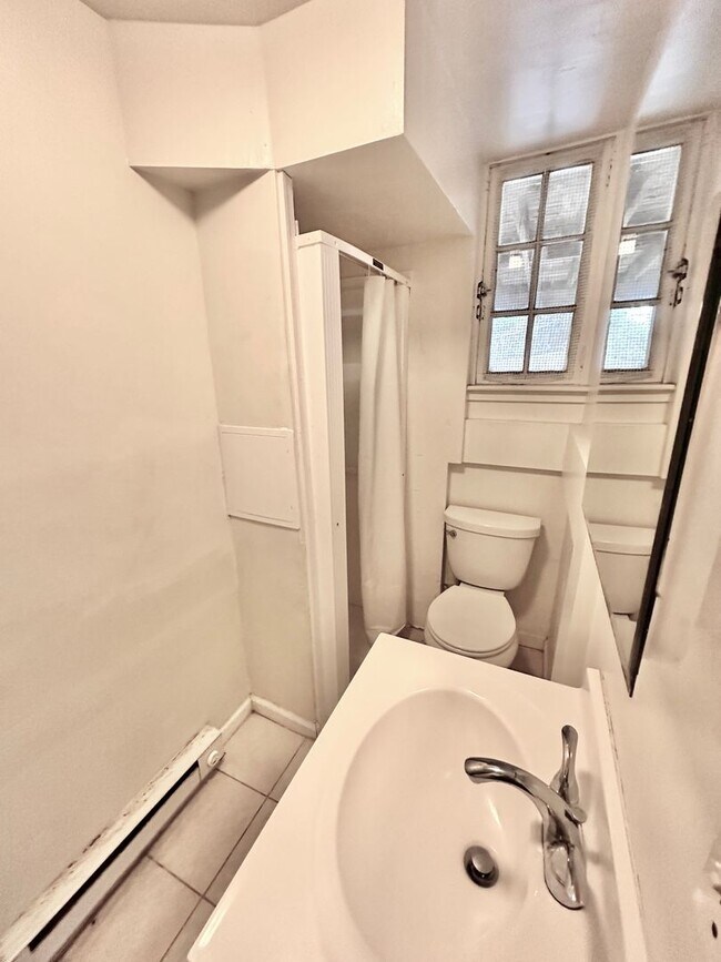 Building Photo - Spacious 6 bedroom 3.5 bath Tudor Townhouse w/Deck close to Georgetown University & Hospital