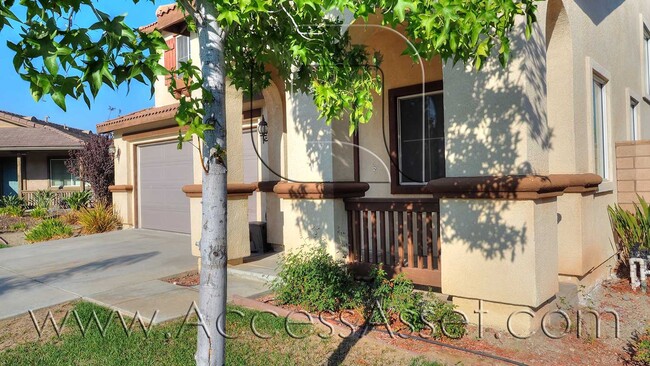 Building Photo - Large 4 Bed/3 Bath Home with an Incredible...