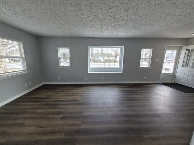 Building Photo - 484 Carol Dr