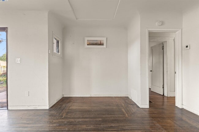 Building Photo - 2081 Oakwood Dr