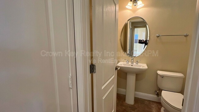 Building Photo - 724 Shelli St