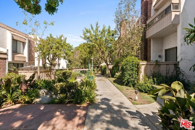 Building Photo - 17130 Burbank Blvd