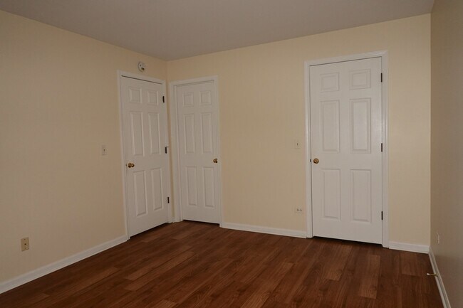Building Photo - 210 Crestview Dr