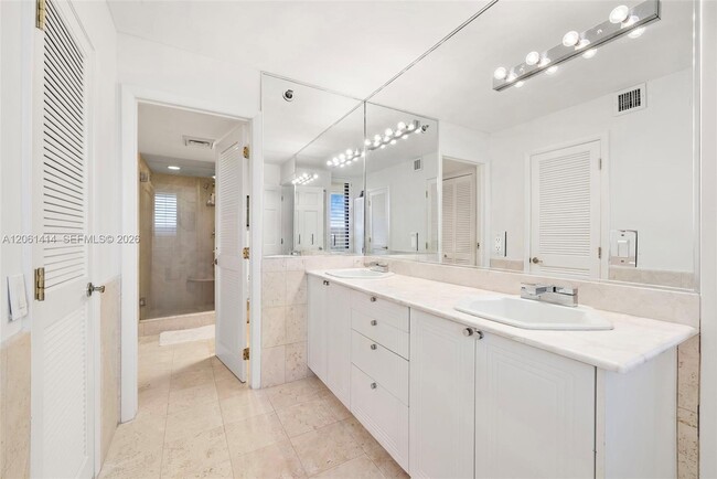 Building Photo - 2575 S Bayshore Dr
