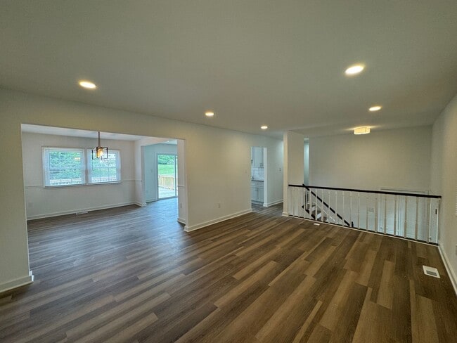 Building Photo - Spacious 5 Bed 3 Bath Home Walking Distanc...