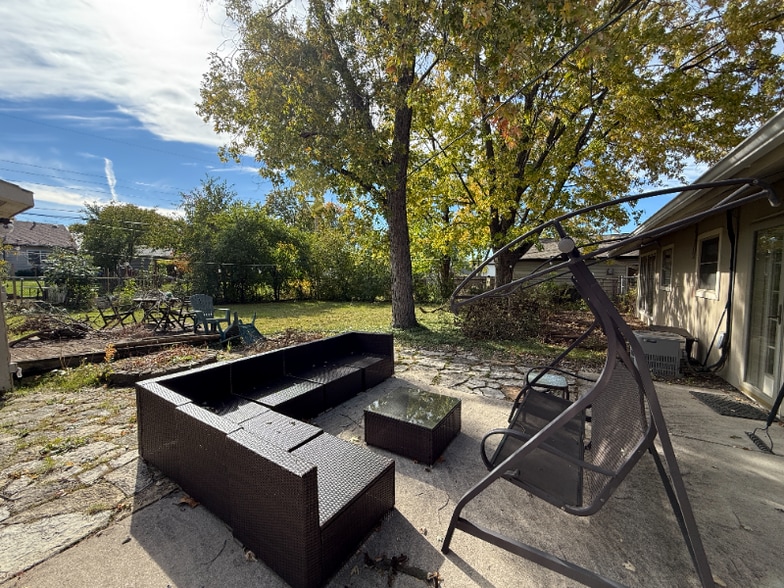 Building Photo - 10231 Hawthorne Dr